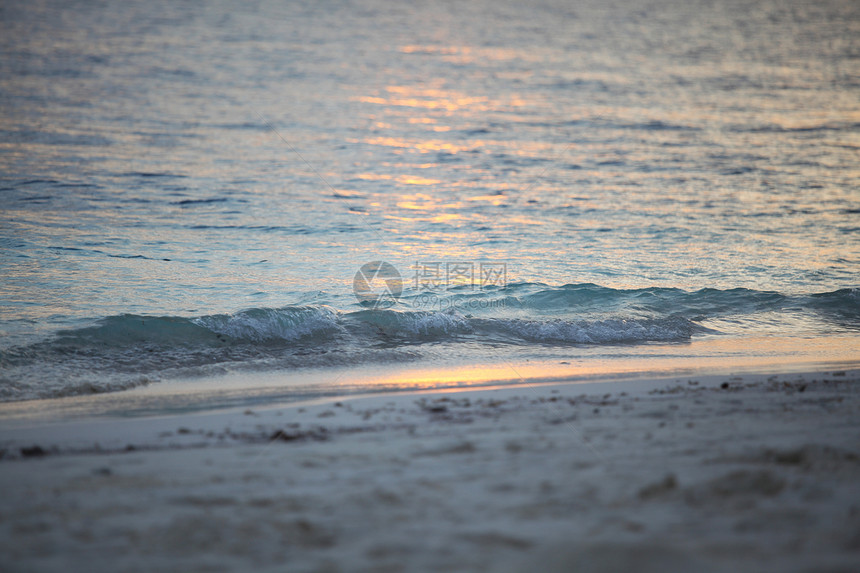 日落在海中蓝色海浪太阳反射海岸线热带金子假期地平线阳光图片