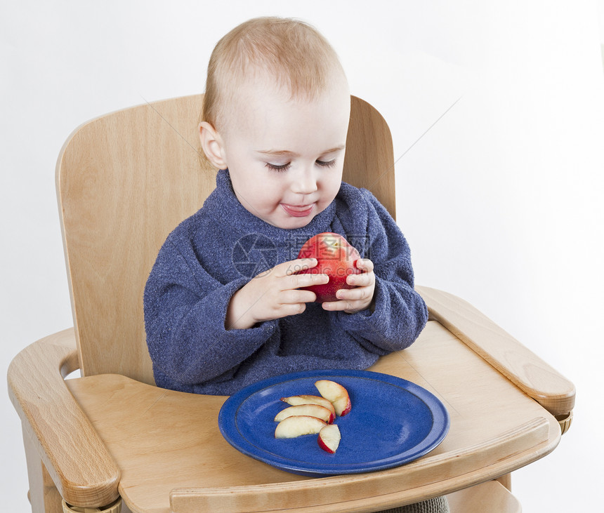 幼儿在高椅子上吃桃子营养品食物水果餐具木头饮食木材高脚椅背景婴儿图片