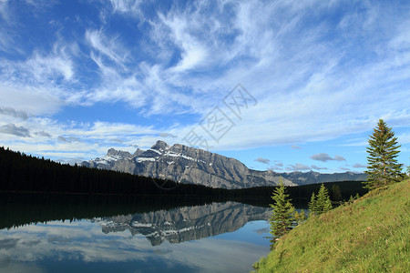 伦德尔双杰克湖中反射的山丘晴天高山森林树木天空太阳顶峰首脑阳光旅游背景