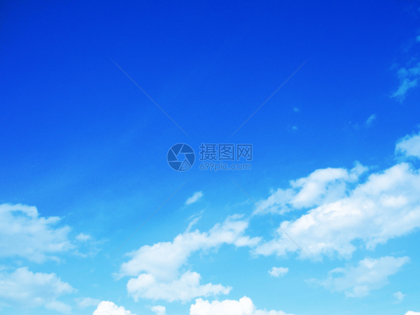 白云笼罩着蓝色的天空气候太阳水分积雨照片晴天云雾气氛沉淀天蓝色图片