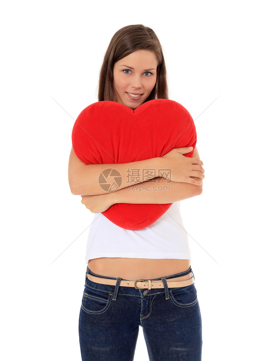 女人拥抱红色的心形枕头图片
