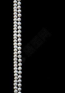 黑丝上的白珍珠丝绸天鹅绒礼物珠宝宝藏手镯婚礼首饰象牙魅力背景图片