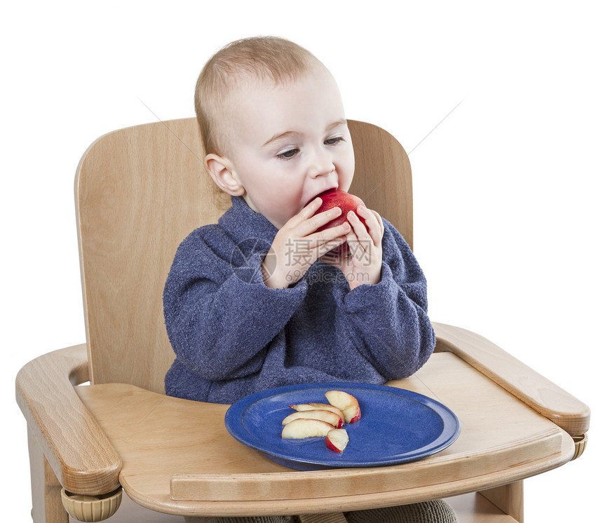 幼儿在高椅子上吃桃子营养品水果饮食儿童高脚椅餐具婴儿食物白色木材图片