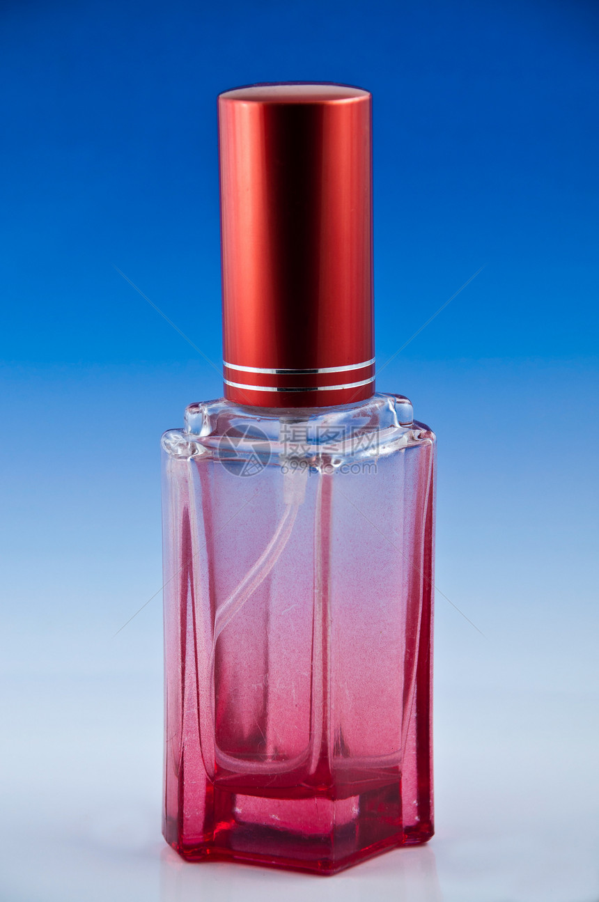 美丽的红色香水瓶瓶子酒精液体喷雾器芳香闪光玻璃香水反射化妆品图片