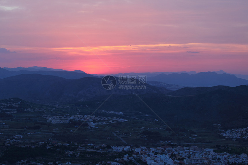 山中夏日风景与太阳天空草地天堂生态蓝色季节植物天气阳光山脉图片