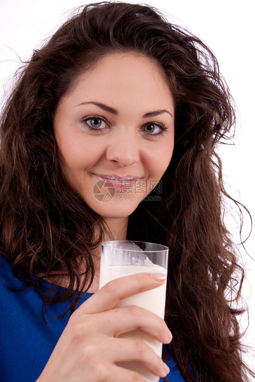 美丽的微笑的女士正在喝牛奶早餐奶制品玻璃成人女孩营养食物活力幸福饮食图片