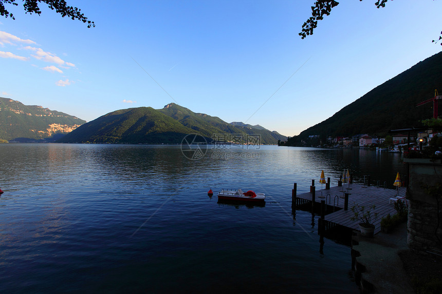 湖水湖景观天桥旅行公园城市布雷阳光村庄爬坡旅游假期图片