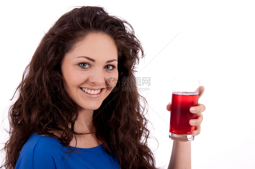 美丽的 笑着脸色的黑发美女 喝着红果汁饮食享受饮料活力液体女士女孩食物成人幸福图片