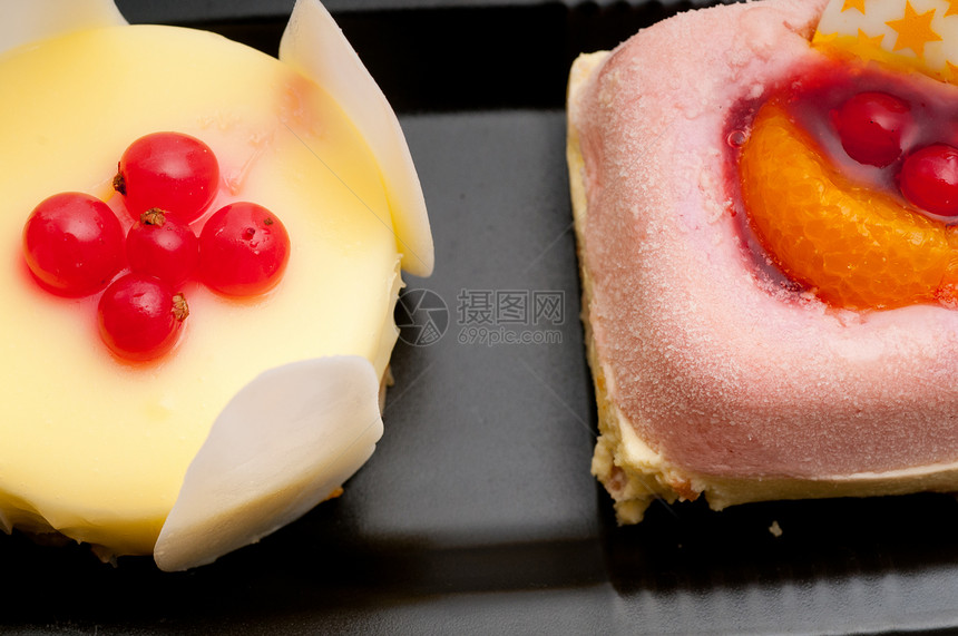 新鲜莓水果蛋糕浆果生日餐厅脆皮派对面包早餐甜点美食巧克力图片