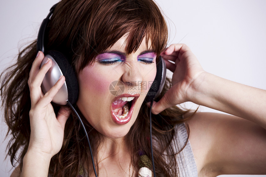 时装肖像发型青年唱歌派对工作室女性立体声耳机流行音乐女孩图片
