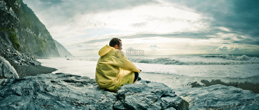 人看着大海潮汐海洋海浪海岸男人旅行孤独寂寞支撑海滩图片