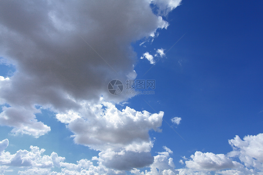 夏天的蓝色天空充满了云彩环境季节气候气象晴天天气阳光臭氧天堂自由图片