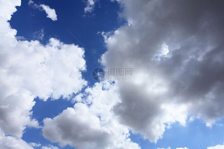 夏天的蓝色天空充满了云彩气候臭氧太阳气氛天堂自由气象场景天际季节图片