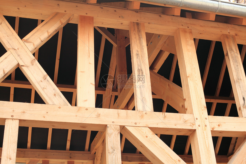 正在建造的房屋的木板财产房子屋顶工作建筑光束住房木头木工木材图片