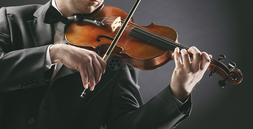 小提琴手 音乐家在黑暗背景下演奏小提琴活力深色和弦小提琴家男性乐器男人细绳情绪木头图片
