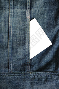 牛仔裤邮袋和白皮书裤子卡片棉布织物白色小袋空白材料背景图片