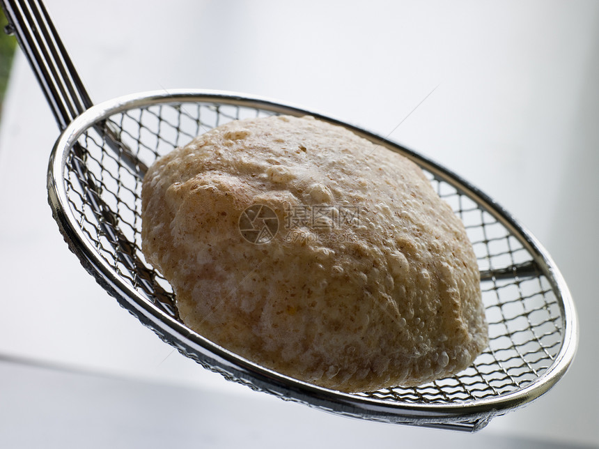 深弗里德帕夫面包在S型教练机上勺子普里用具油炸厨房美食厨具酥油刀具水平图片