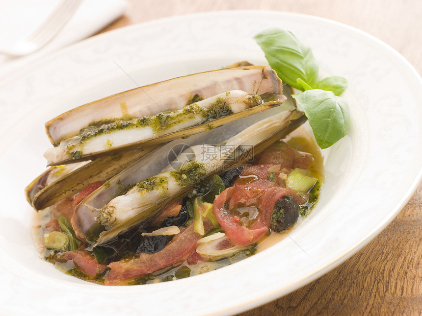 配有斜面番茄石灰和橄榄的Razor Clams敷料蛤蜊食物美食影棚视图盘子冲浪香蒜摄影图片