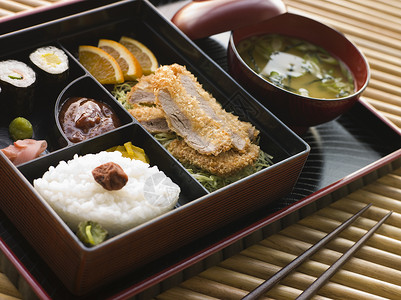 东松盒和三生汤 还有点菜和寿司 放在盘子上美食汤类食品面包屑橙子米饭调味品食物背景图片