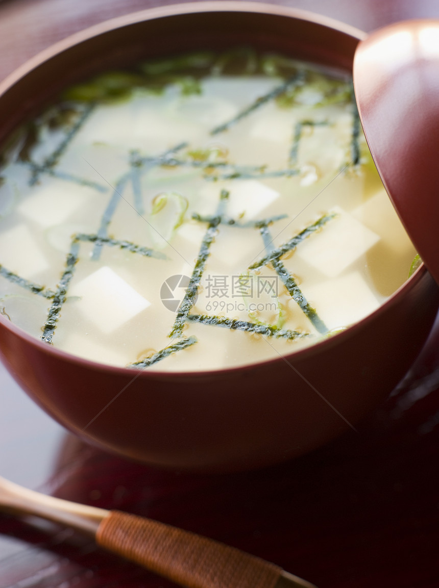 味噌汤杯和木勺勺子豆腐汤品美食大石食品大豆食物汤类图片