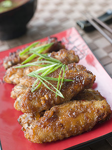 翼梢小翼甜辣鸡尾小鸡和苏iya基香肠酱料美食盘子小吃国际鸡翅家禽食品食物小翼背景