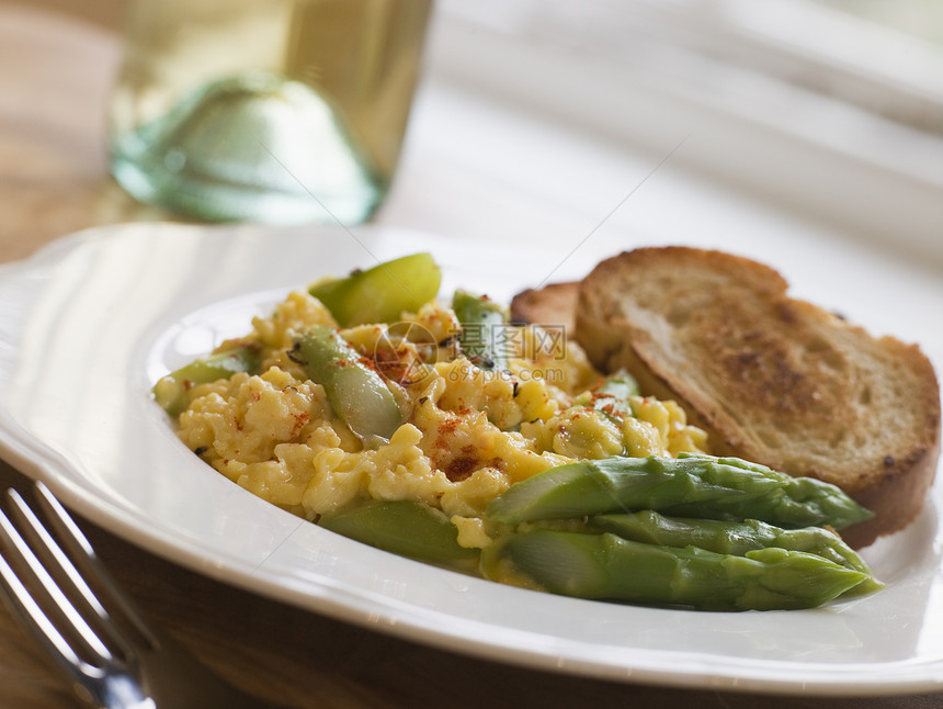 鸡蛋和Aparagus素食者窗格面包乳制品早餐小吃食物食品盘子酒吧图片