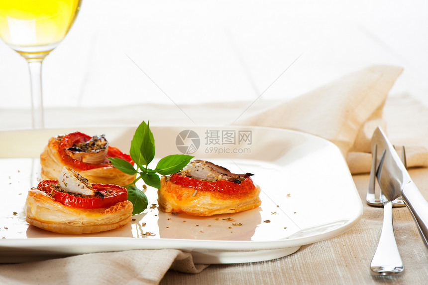微型披萨馅饼盘子香肠手指面团熏肉营养美食早餐蔬菜图片