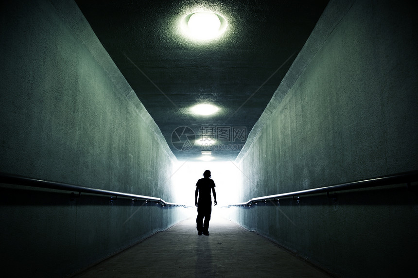进入光明隧道疾病男生男性城市青少年青年生活精神死亡图片
