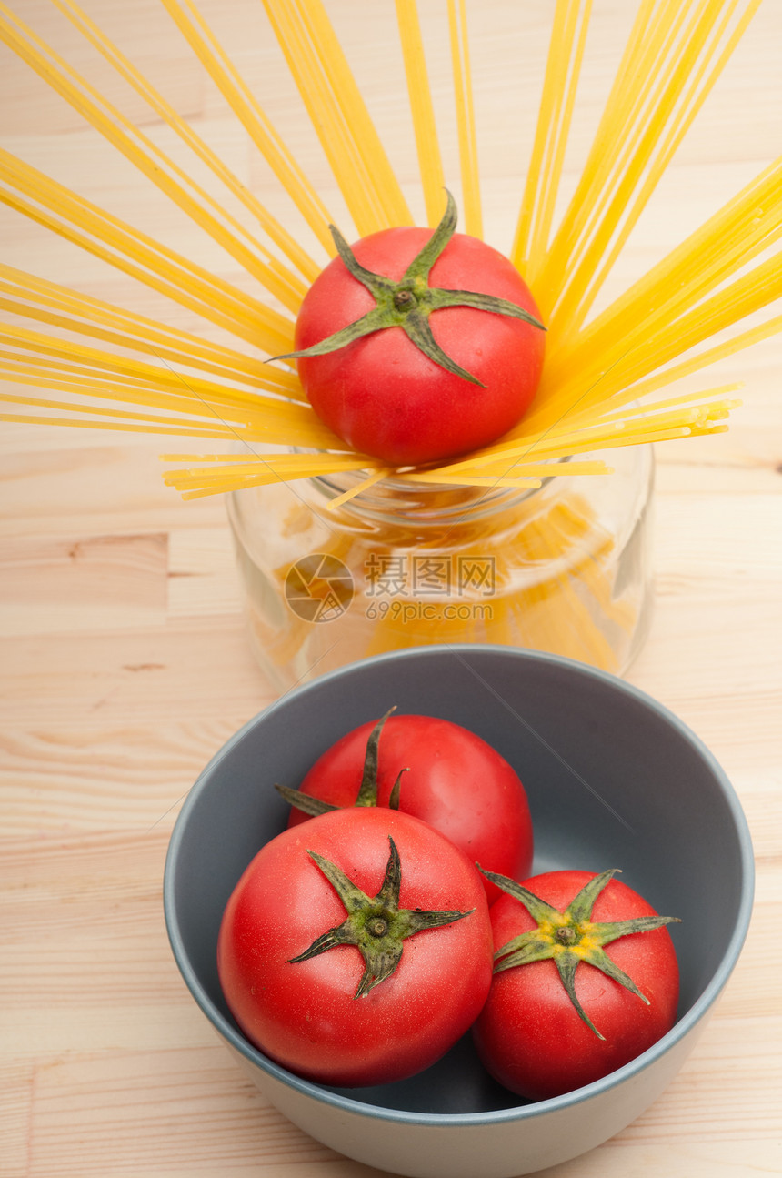 新鲜番茄和意大利面粉食物营养食谱蔬菜午餐美食面条餐厅饮食木头图片