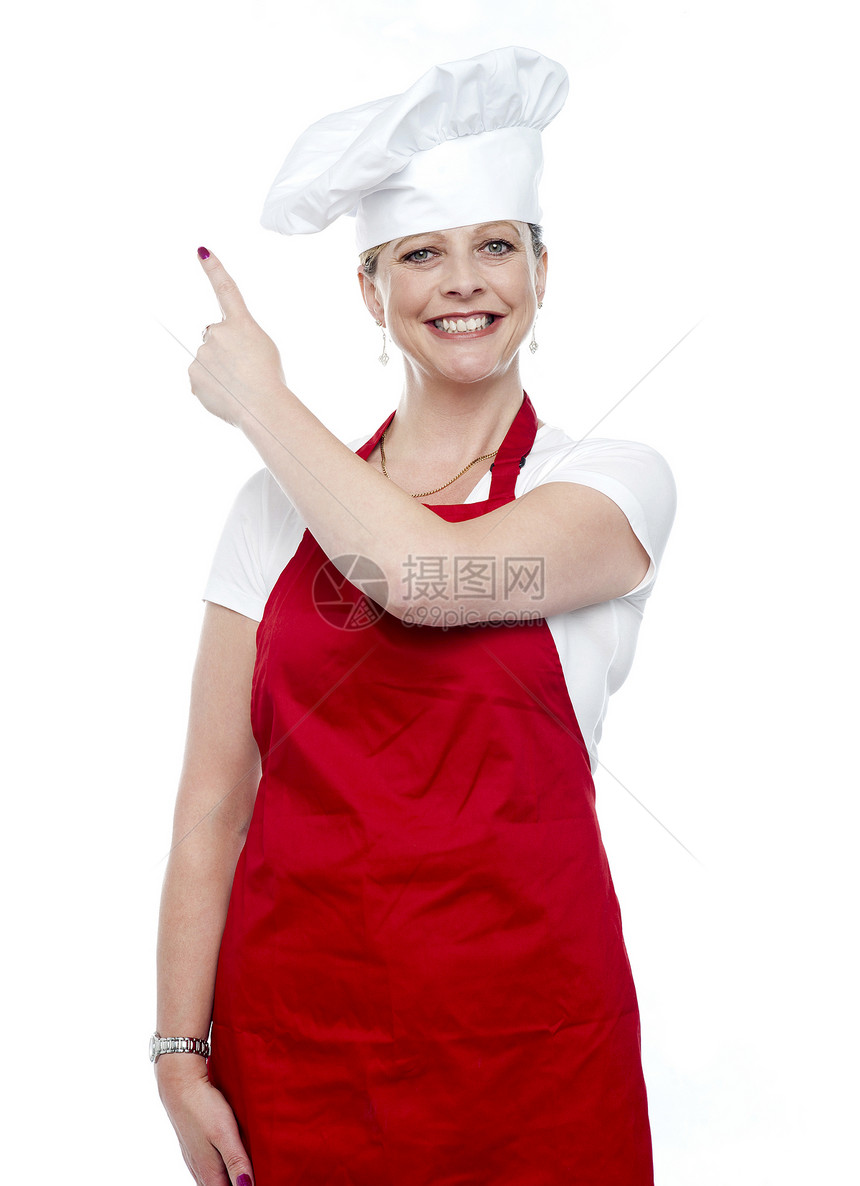 微笑的女厨师指向远方图片