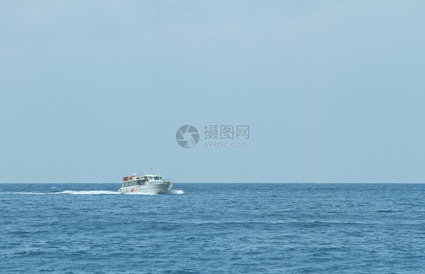 船舰反射天空海洋蓝色风景热带旅行海景海滩自然图片