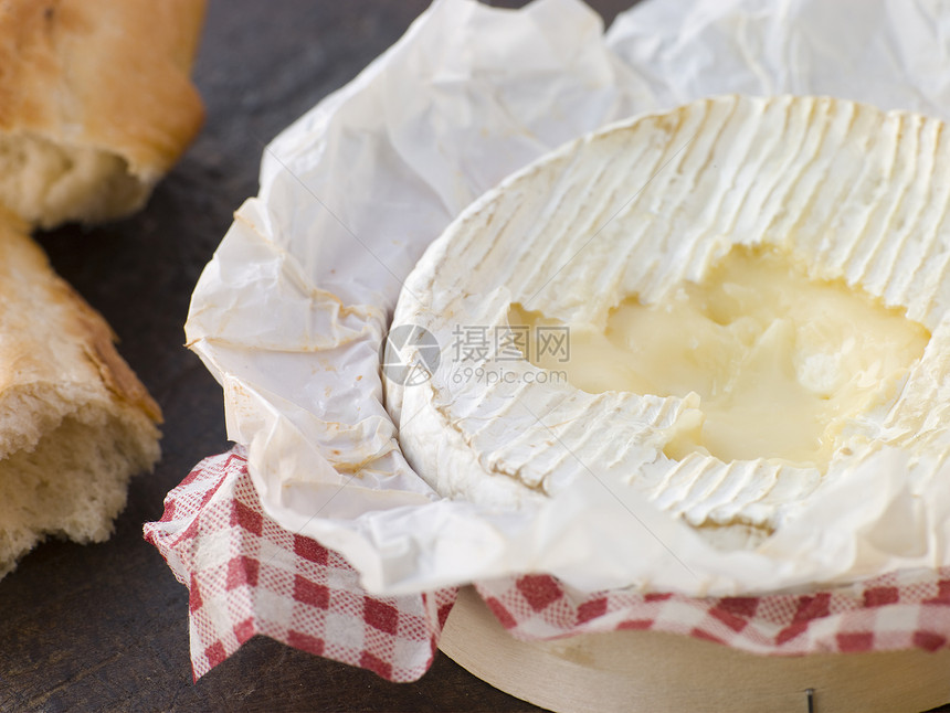 带有法国面包面包的烤巧克力饼素食者食品厨艺奶制品硬皮美食法棍乳制品食谱食物图片