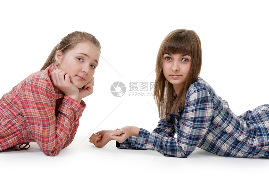 两个年轻的年轻美少女女朋友快乐白色女孩们学生青年微笑友谊地面女性图片