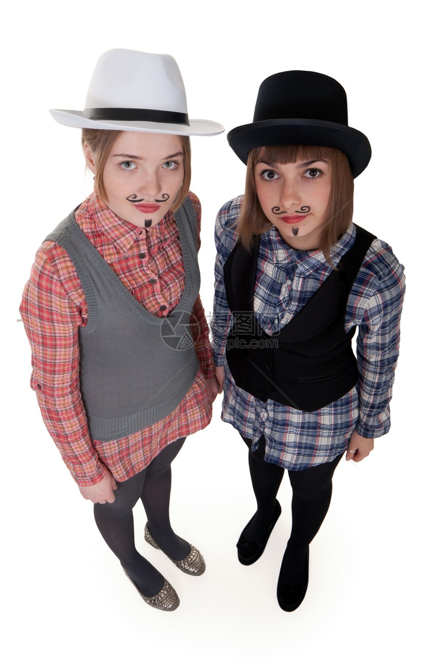 两名女孩涂有油漆的胡子魅力青少年黑色女性女士快乐帽子头发化妆品白色图片