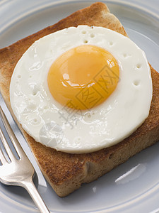 白吐司上炸鸡蛋午餐奶制品刀具食品烹饪厨艺用具餐具油炸食物背景图片