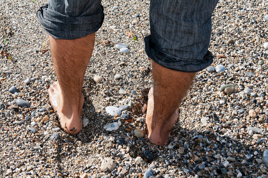 以男子的双脚盟誓赤脚海岸线海洋海岸活动支撑太阳蓝色闲暇气泡图片