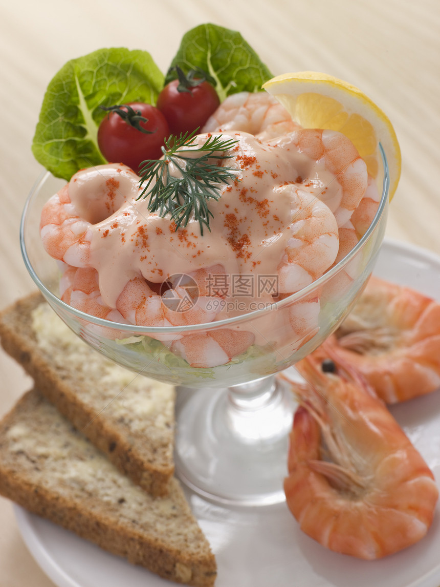 玻璃杯中的鸡尾巴和棕面包厨艺海鲜甲壳盘子奶制品蔬菜对虾生产西红柿食谱图片