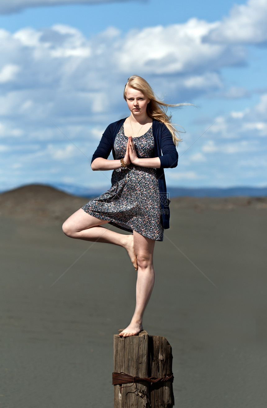 瑜伽女孩站在一条腿上图片