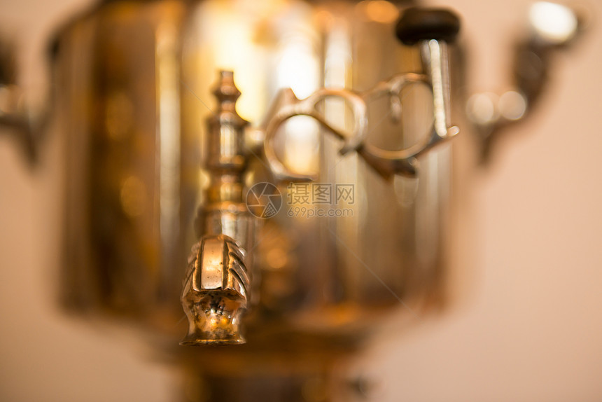 旧俄罗斯青铜茶蒸汽金子文化风格起重机金属厨房白色复古用具龙头图片