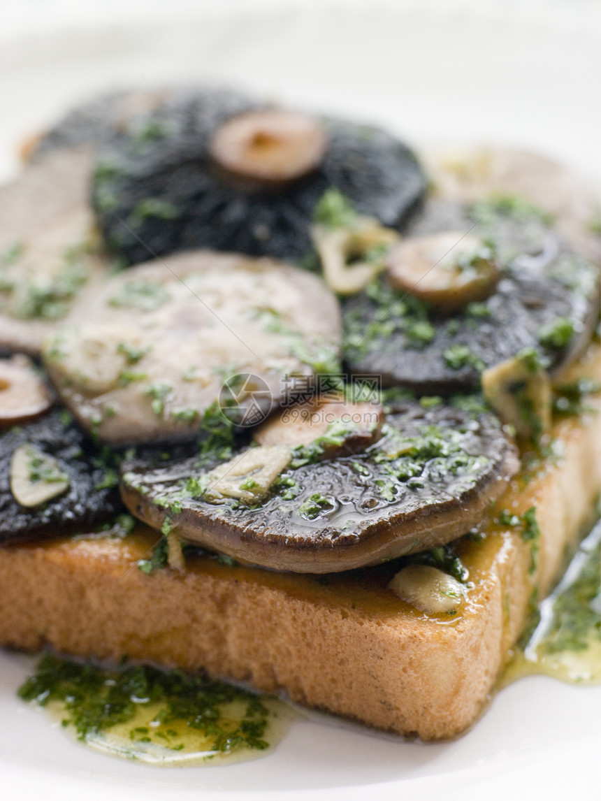 与一起在吐司上安装大蒜田蘑菇烹饪生产素食者菌类盘子黄油面包食谱蔬菜午餐图片