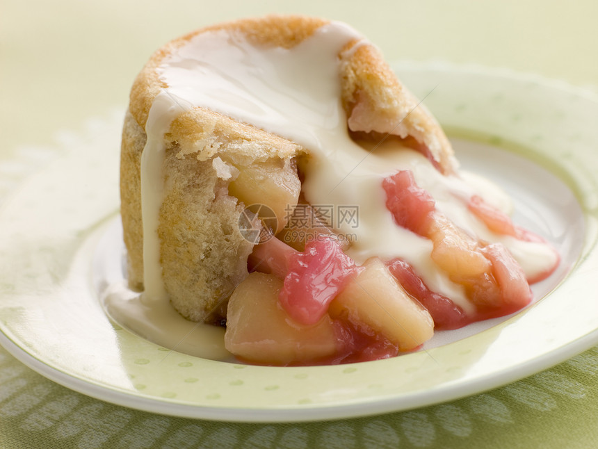 热苹果和鲁巴布夏洛特与Custard水果甜食蜜饯糖果烹饪面包黄油蛋糕食谱厨艺图片
