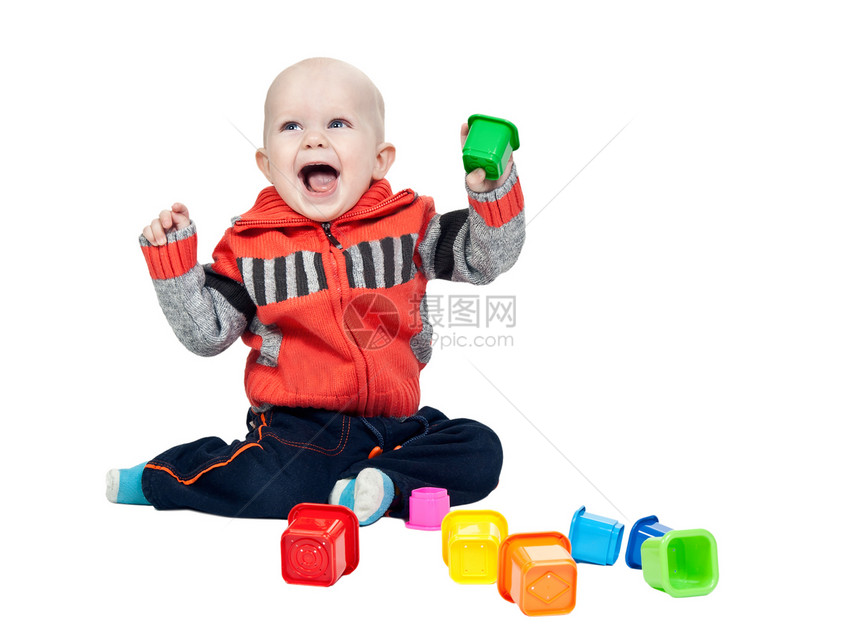 工作室里有塑料金字塔的小男孩喜悦头发儿子金发婴儿童年快乐孩子男生车辆图片