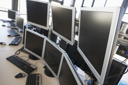 空空办公空间 有许多显示器电脑显示屏硬件交易办公室终端计算机水平工作站理念背景图片