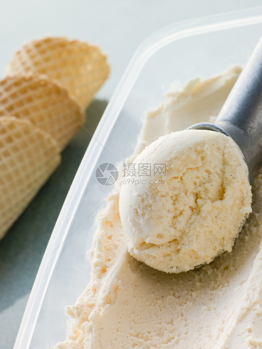 香草冰淇淋与锥形和一个Scooop孩子们甜点糖果厨房食谱厨艺餐具甜食烹饪刀具图片
