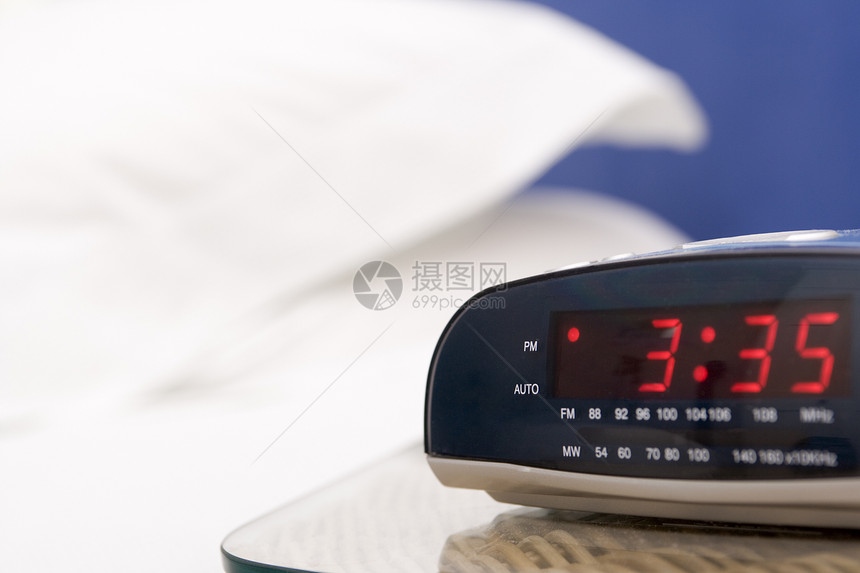 以闹钟为焦点的空卧室水平家具床头柜床头房间警报设计生活枕头双人床图片