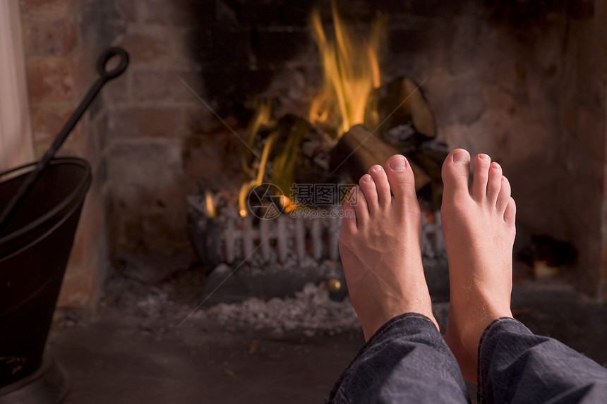 在壁炉暖脚赤脚脚趾中年木火享受女性火焰季节男性图片