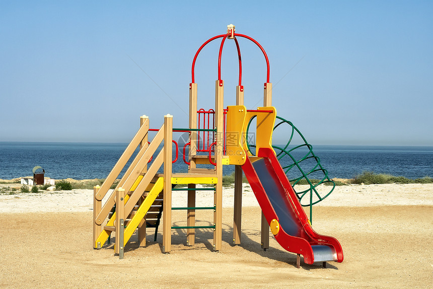 多彩儿童游乐场闲暇童年乐趣海滩操场阳光管子海洋海滨娱乐图片