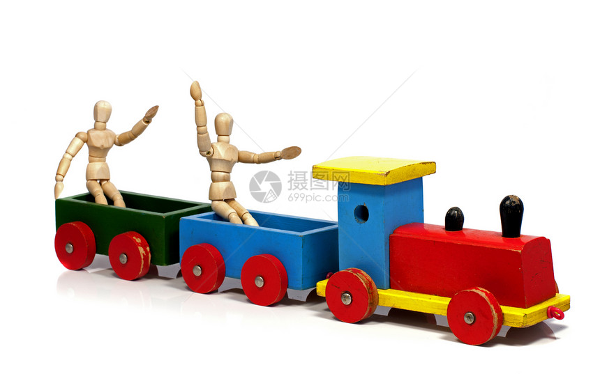 坐在火车上的两个木偶绿色乐趣男孩们海浪红色黄色白色玩具木头图片