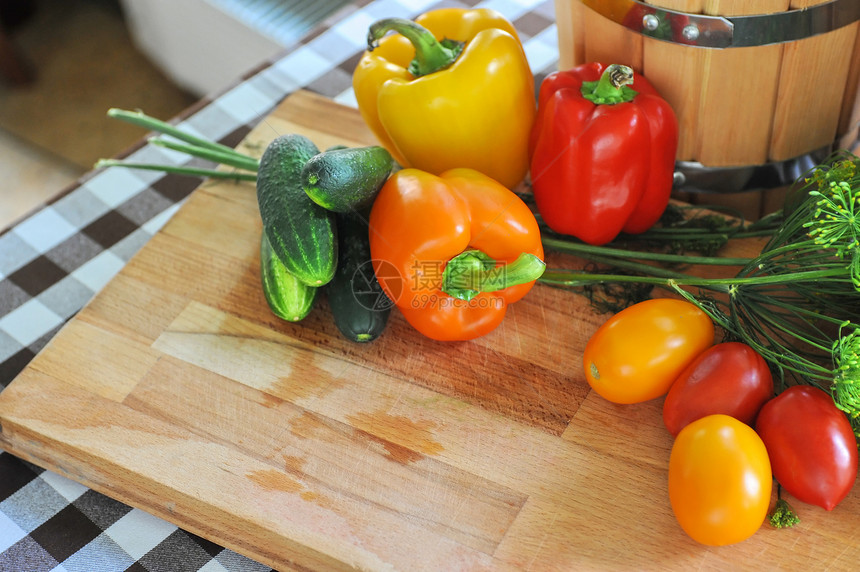 新鲜蔬菜生长叶子芳香草本植物烹饪盘子辣椒香料韭菜样本图片