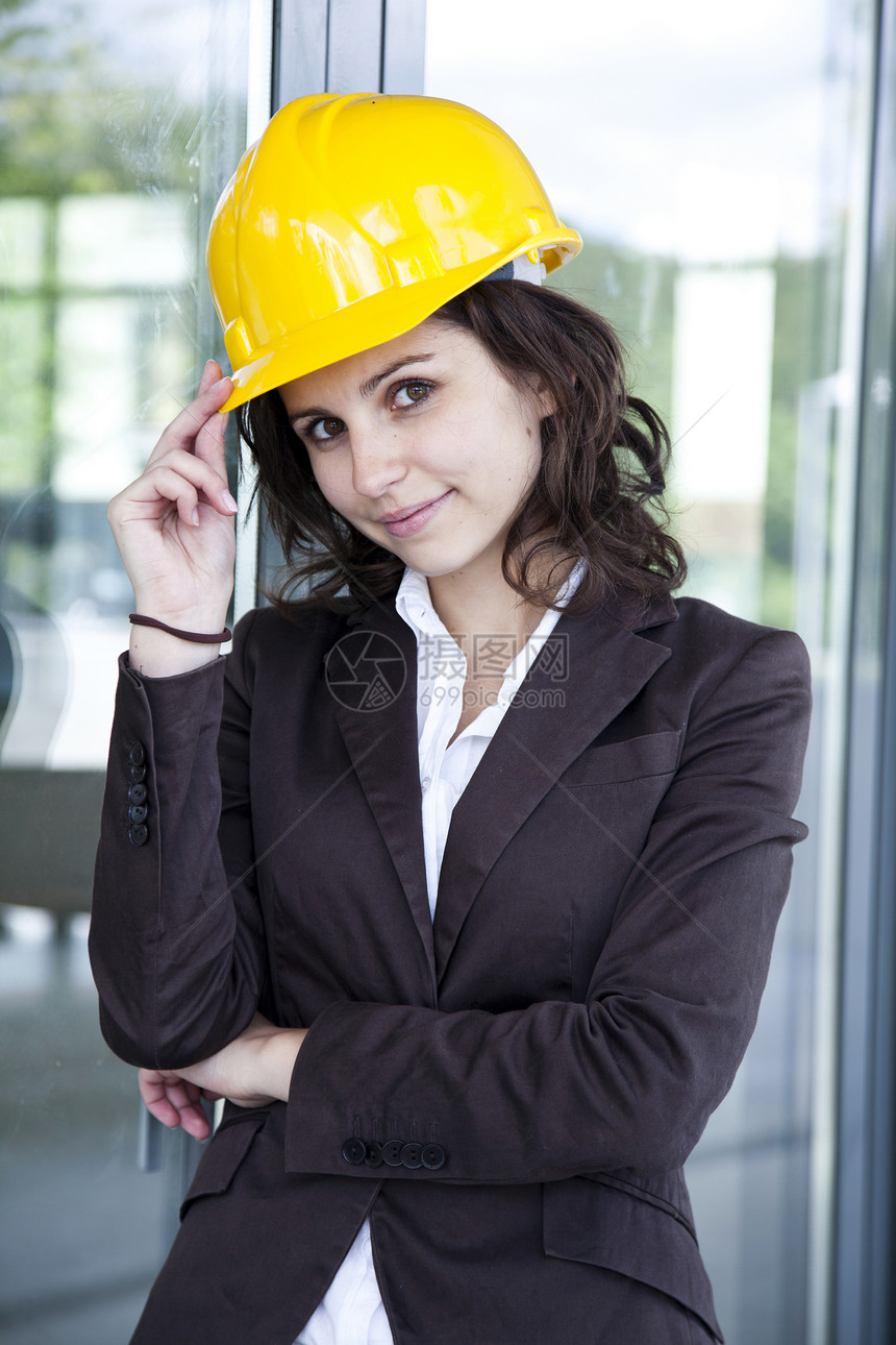 年轻女性有电话的建筑工程青年帽子手机蓝色职场建设者成功商业讲话经理顾问图片